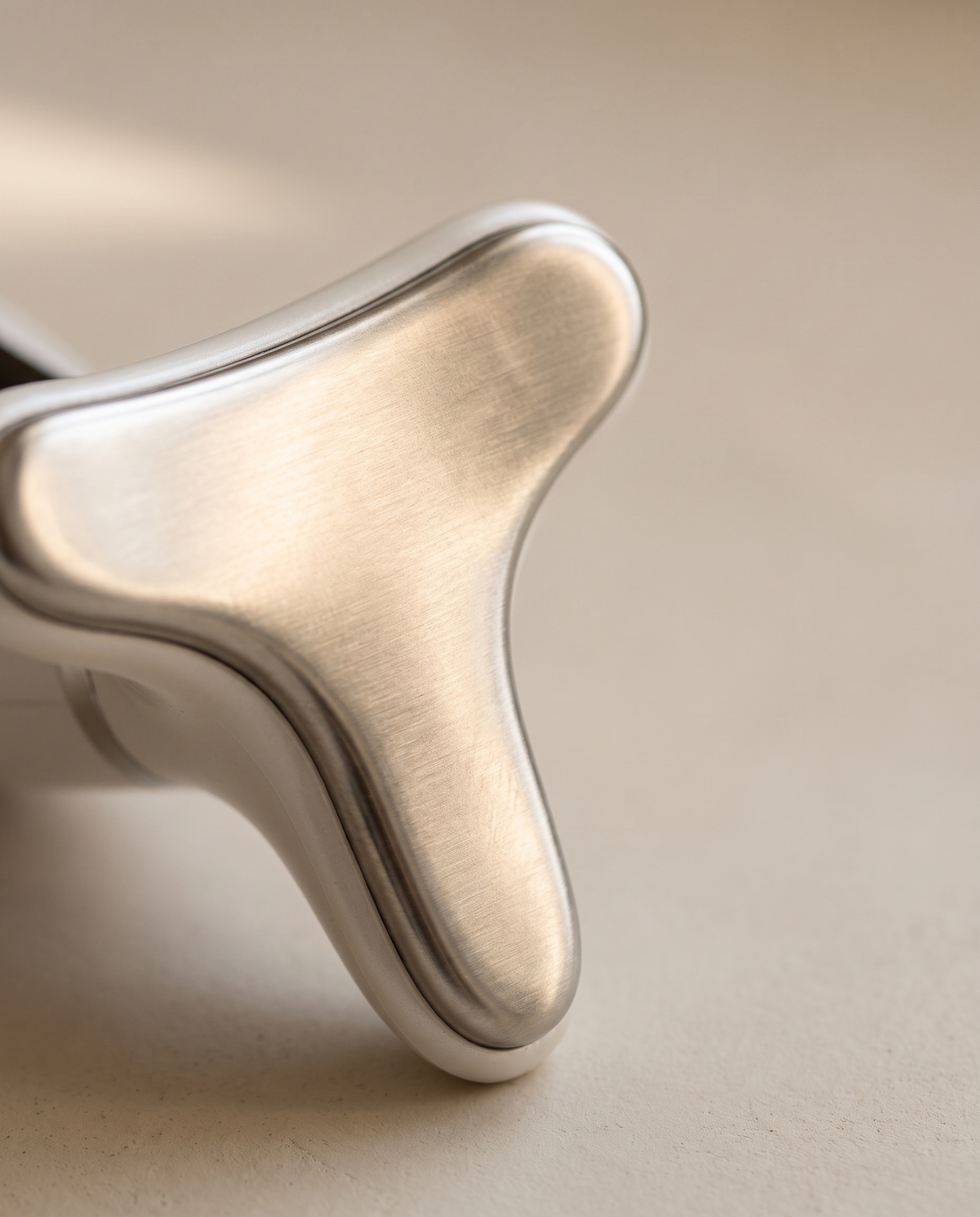 Gros plan sur la tête métallique d'un appareil à microcourants pour le visage