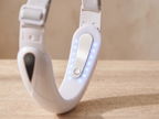 Gros plan de l'intérieur du Bandeau Menton blanc : l'électrode et les points lumineux autour, le panneau de commande éteint sur l'autre bras