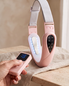 Détail du panneau de commande du Bandeau Menton rose, la télécommande sans fil en main