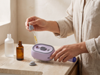 Étape 1 : le bouchon retiré, une goutte d'huile versée à la pipette dans le réservoir de la Brosse Vapo violette