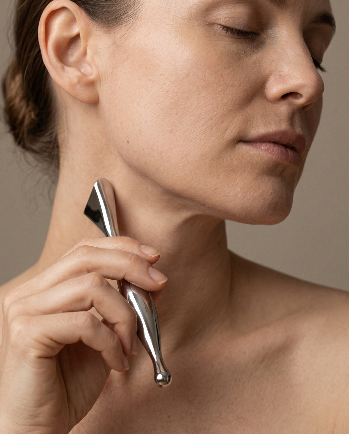 Femme appuyant la pointe du stylo d'acupression SCULVORA sur le muscle du cou