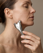 Femme remontant le Rouleau Sculpt 4D SCULVORA le long de la mâchoire