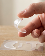 Main pliant un patch silicone transparent et souple