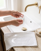 Patch silicone rincé à l’eau tiède, les autres pièces séchant sur une serviette