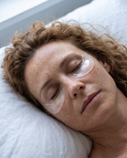 Femme endormie avec un patch silicone transparent sous chaque œil