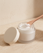 La spatule de l’Éclat Regard prélève la crème dans le pot, sans y mettre les doigts