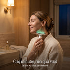 Le soir dans sa salle de bain, une femme passe le Lift Pro sur son cou : cinq minutes rien qu'à vous, 4 à 5 fois par semaine