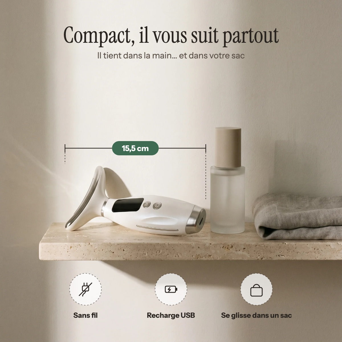 Lift Pro compact de 15,5 cm posé sur une étagère à côté d'un flacon de sérum, sans fil et rechargeable par USB