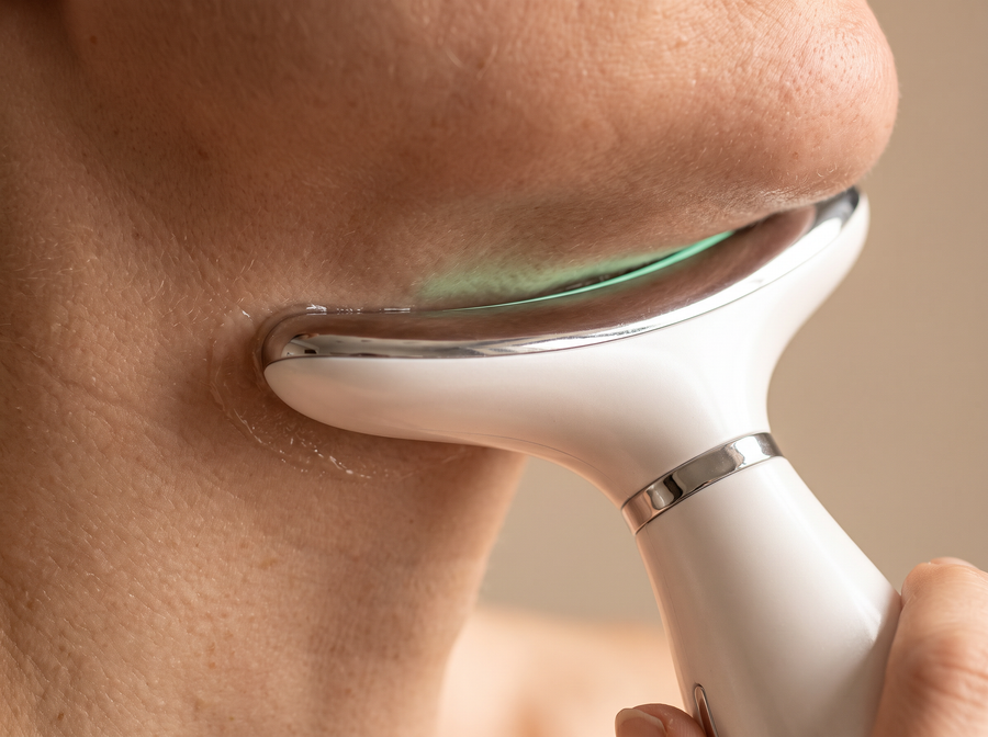 Une vibration douce, et le visage se réveille — Lift Pro — Appareil EMS visage & cou