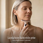 Une femme les yeux fermés, le Lift Pro sous la mâchoire : une vibration douce en 3 intensités