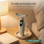 Le Lift Pro posé sur la table de nuit à côté d'un sérum : sans fil et rechargeable