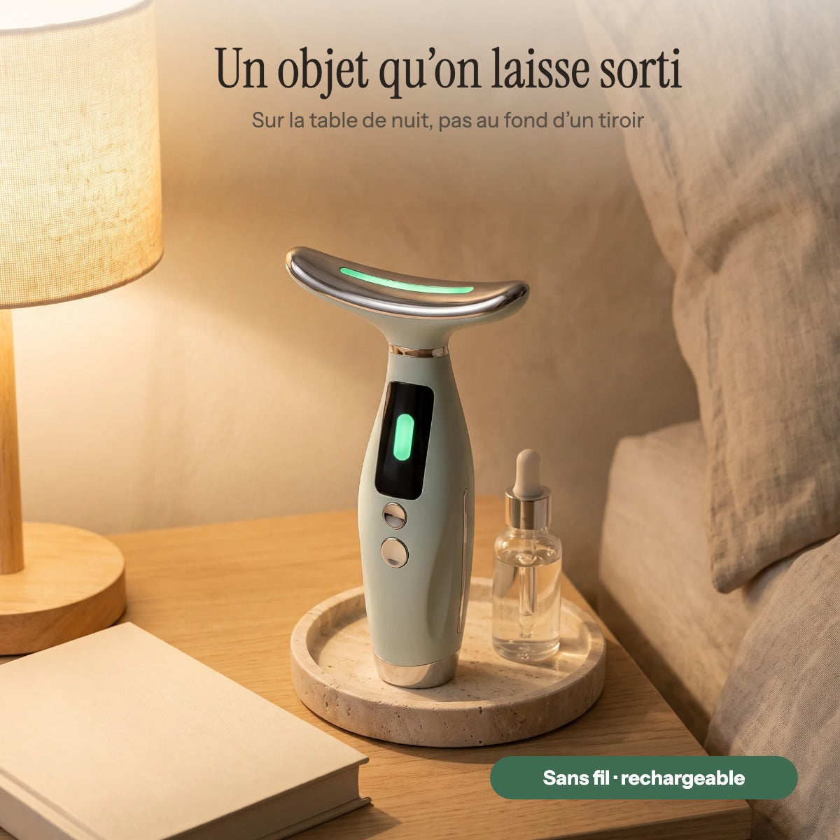 Le Lift Pro posé sur la table de nuit à côté d'un sérum : sans fil et rechargeable
