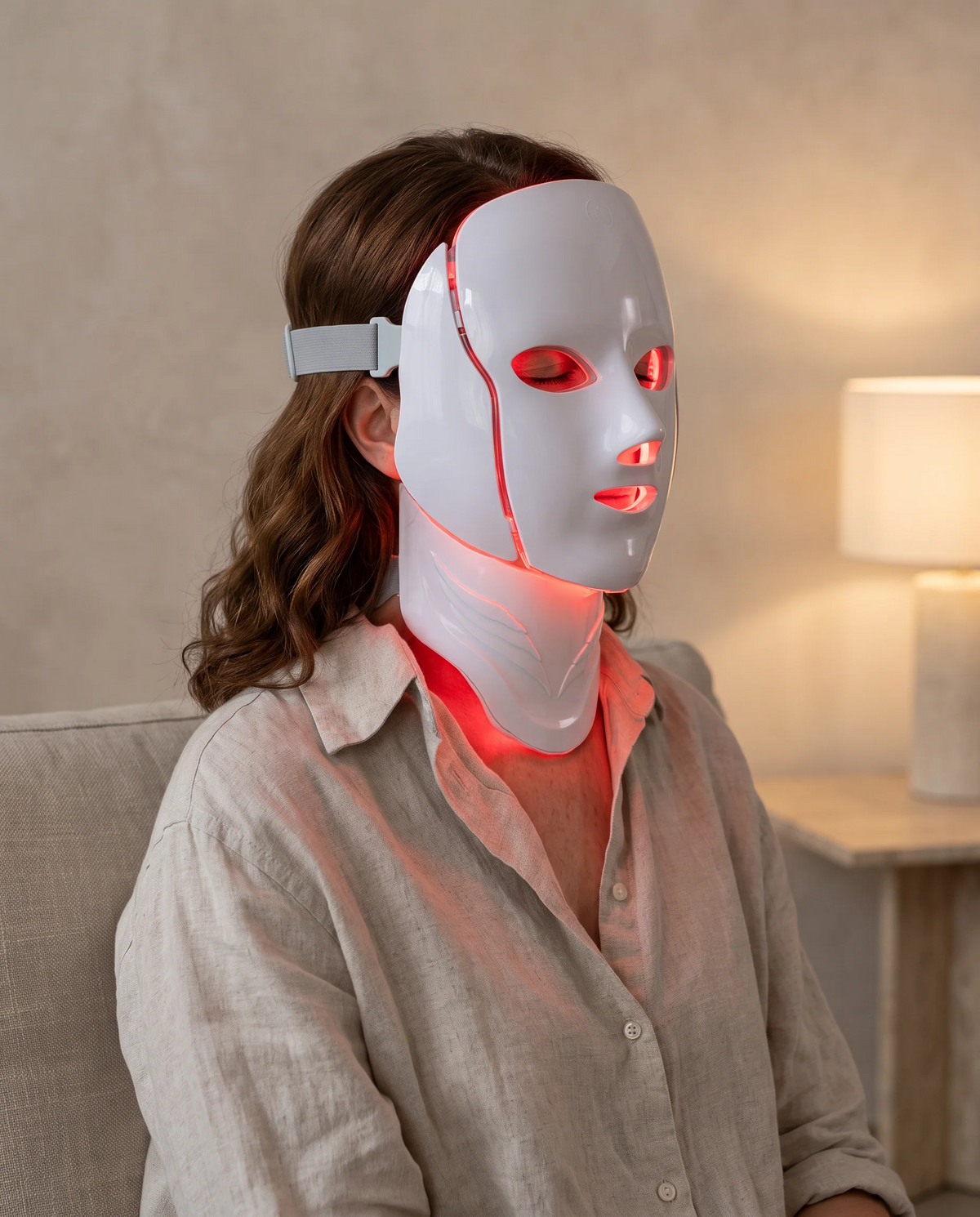 Femme portant le Masque LED et sa pièce cou, lumière rouge, yeux fermés