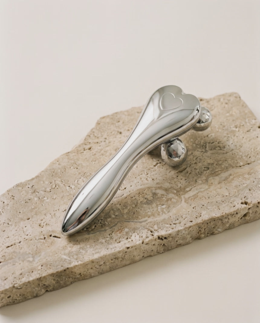 Le Rouleau Sculpt 4D SCULVORA sur une pierre de travertin, vu en mouvement