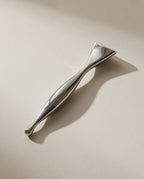 Le stylo d'acupression SCULVORA en acier, vu en mouvement