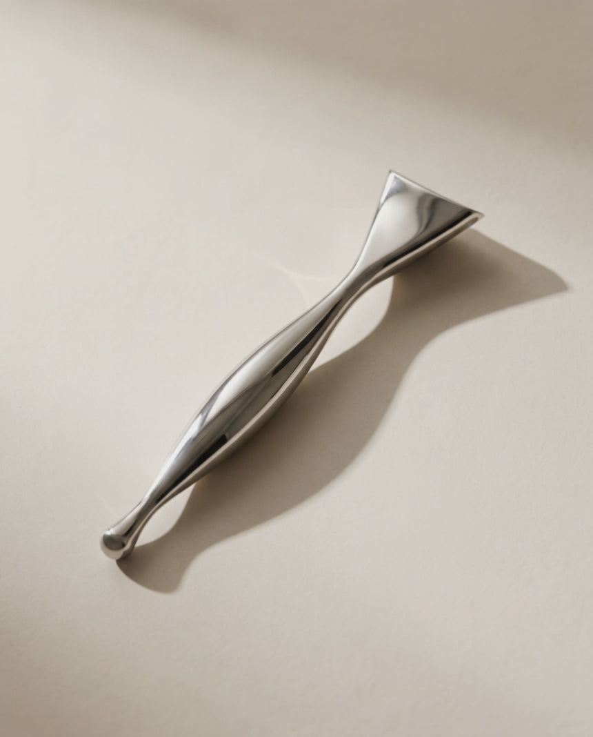 Le stylo d'acupression SCULVORA en acier, vu en mouvement