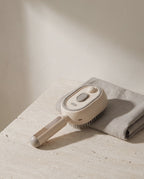 La Brosse Vapo SCULVORA posée sur du travertin, vue en mouvement