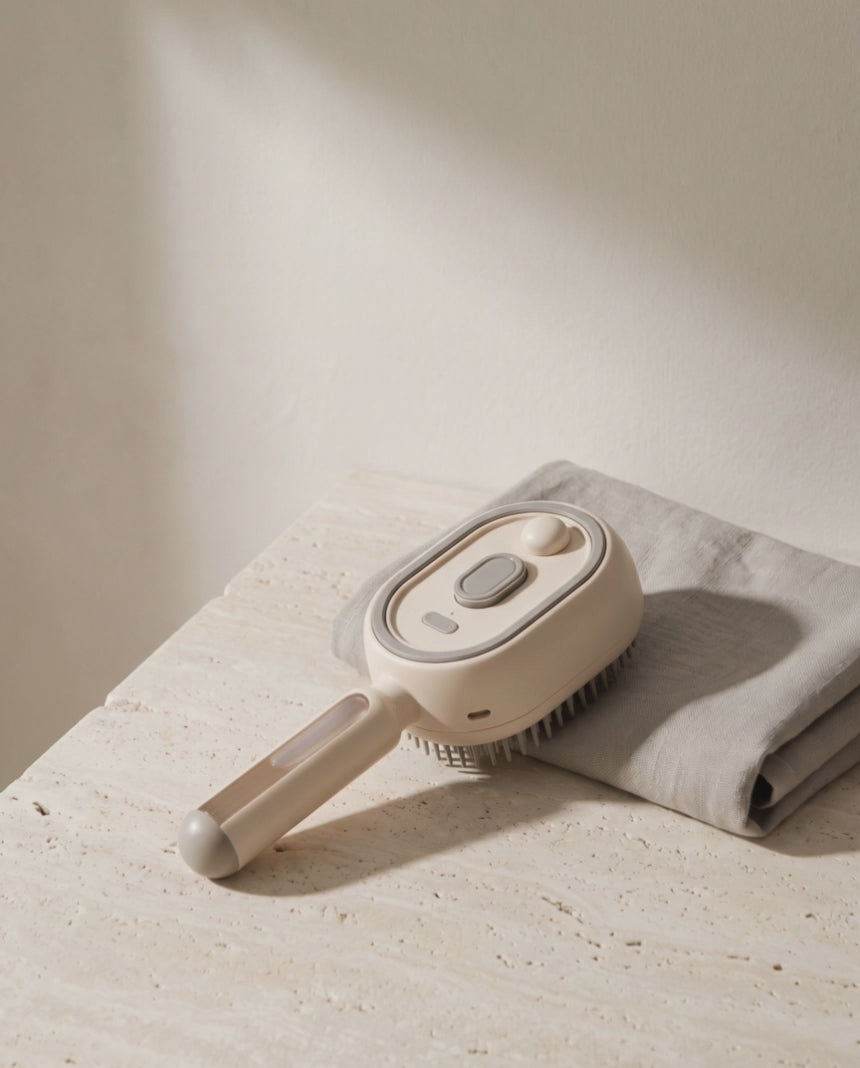 La Brosse Vapo SCULVORA posée sur du travertin, vue en mouvement